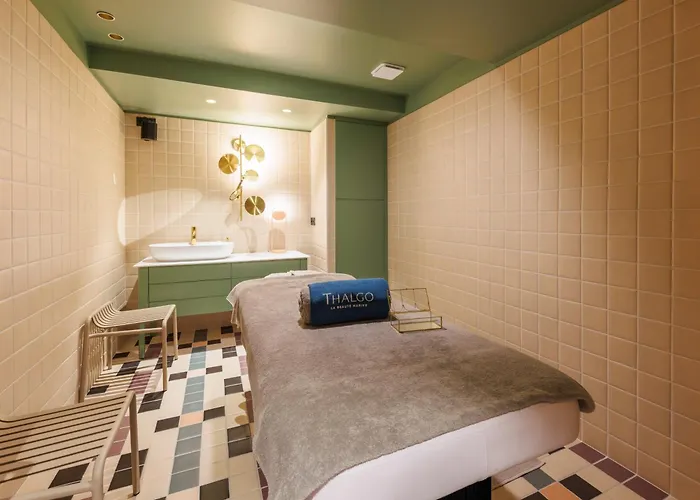 Aiden By Western & 4*